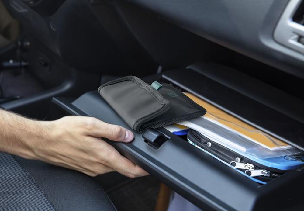 Immagine del prodotto CELLULARLINE - Custodia RFID compatta e resistente SAFETY POUCH-Nero