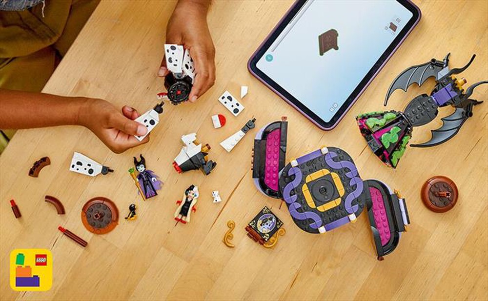 Immagine del prodotto LEGO - DISNEY CLASSIC Abiti di Malefica e Crudelia 43262