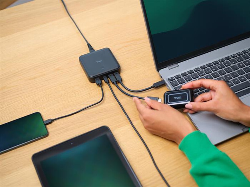 "TRUST - MAXO 100W 4-PORT DESKTOP CHARGER-Black"