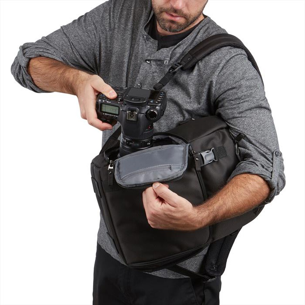 "CASE LOGIC - ZAINO BRYKER MEDIUM-Black"