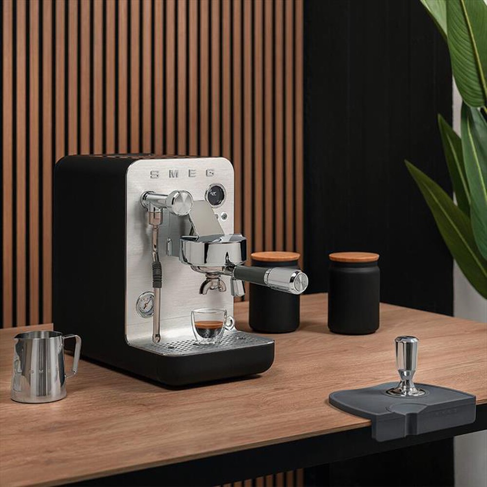"SMEG - Macchina da caffè espresso EMC02BLMEU-Nero"