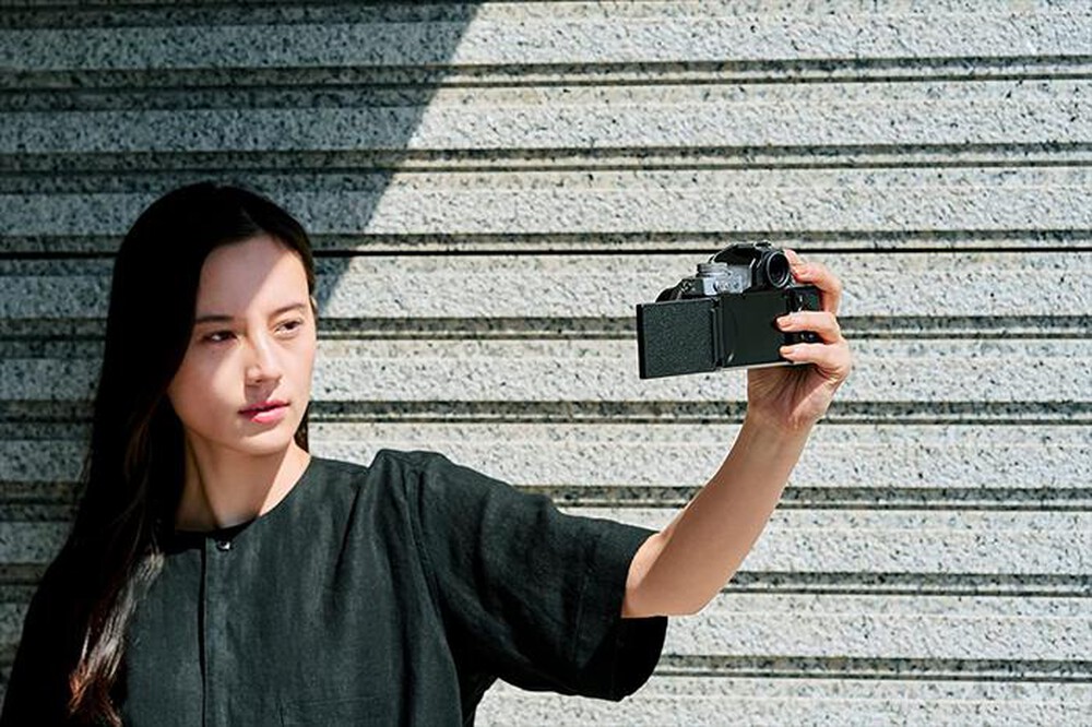 "NIKON - Fotocamera Z FC SL + Z DX 18-140 VR + SD-Silver"