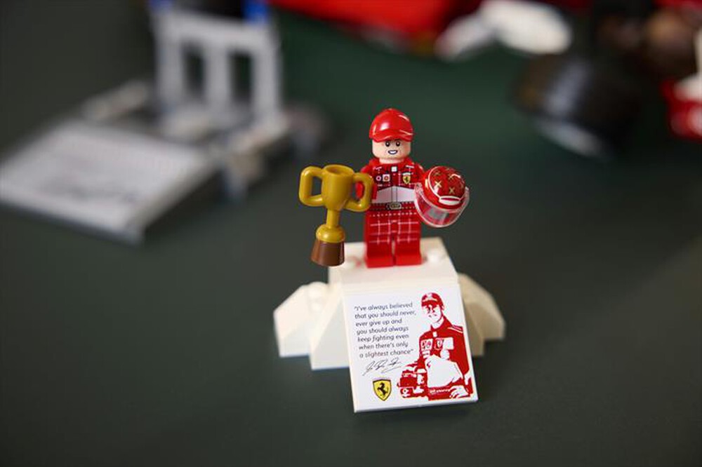Immagine del prodotto LEGO - ICONS Ferrari F2004 e Michael Schumacher - 11375
