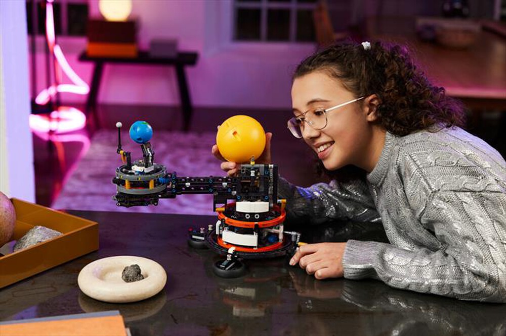 Immagine del prodotto LEGO - TECHNIC Pianeta Terra e Luna in orbita 42179