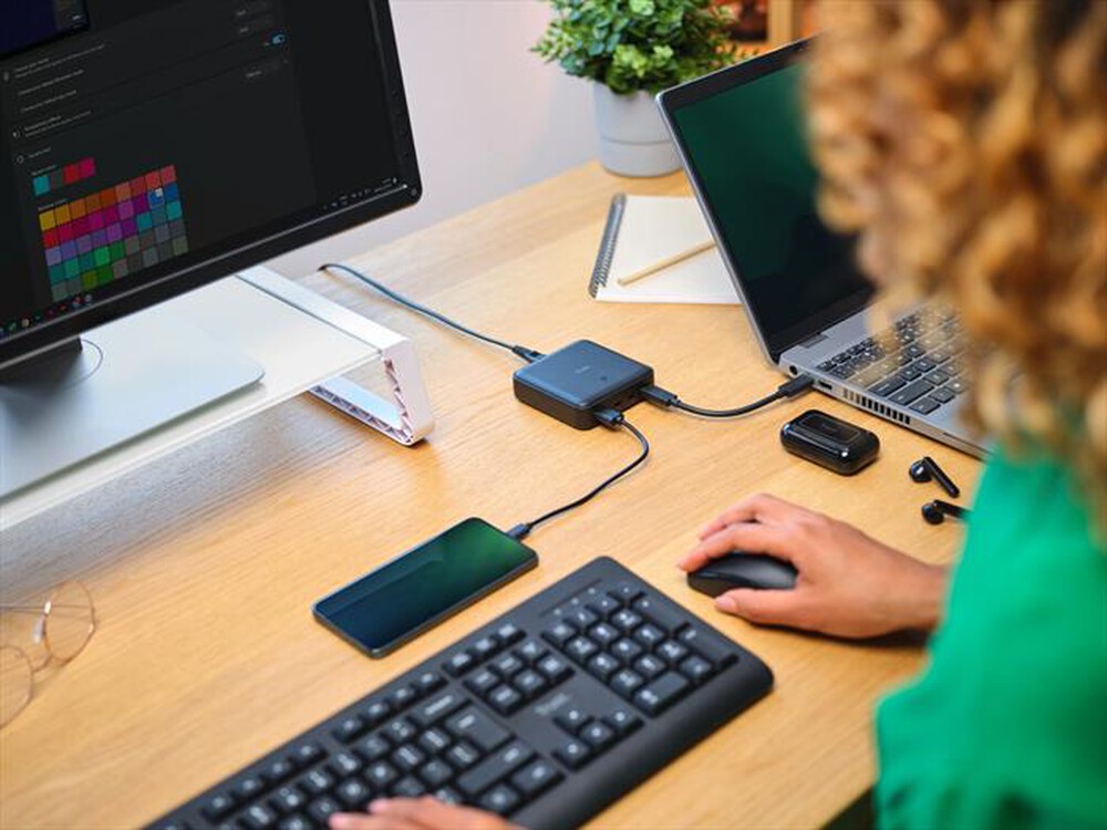 "TRUST - MAXO 100W 4-PORT DESKTOP CHARGER-Black"
