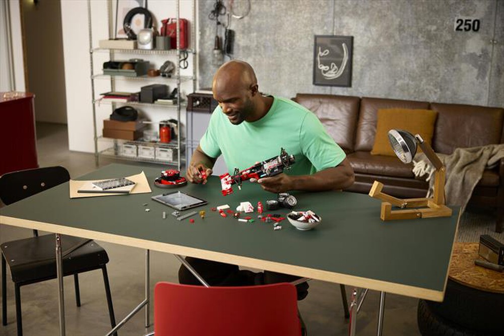 Immagine del prodotto LEGO - ICONS Ferrari F2004 e Michael Schumacher - 11375