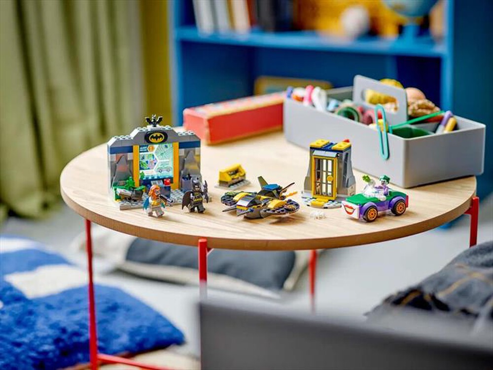 Immagine del prodotto LEGO - Batcaverna con Batman, Batgirl e The Joker - 76272