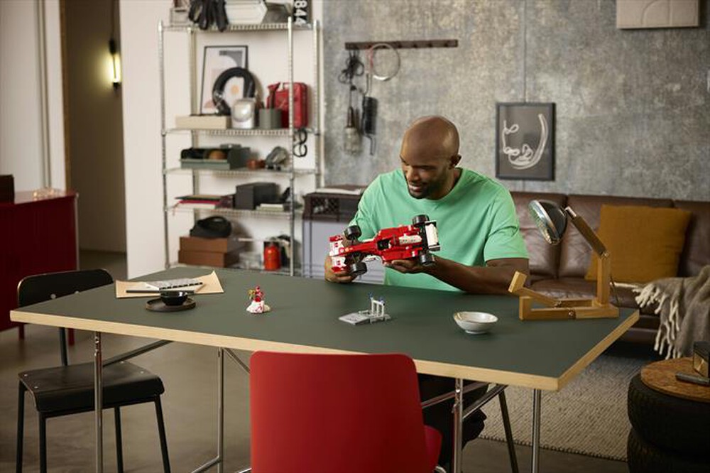 Immagine del prodotto LEGO - ICONS Ferrari F2004 e Michael Schumacher - 11375