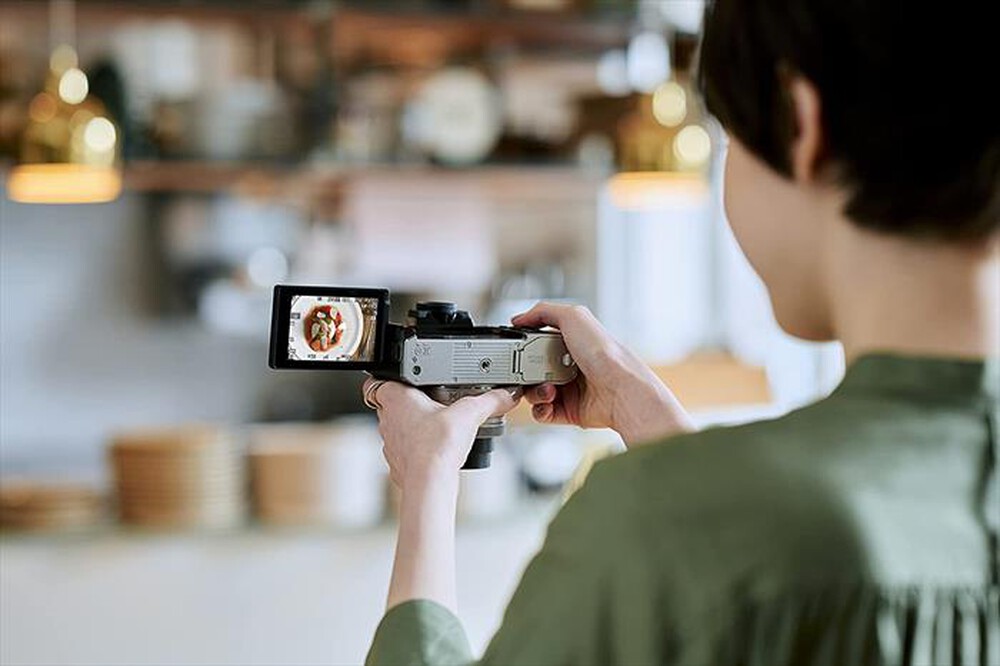 "NIKON - Fotocamera Z FC SL + Z DX 18-140 VR + SD-Silver"