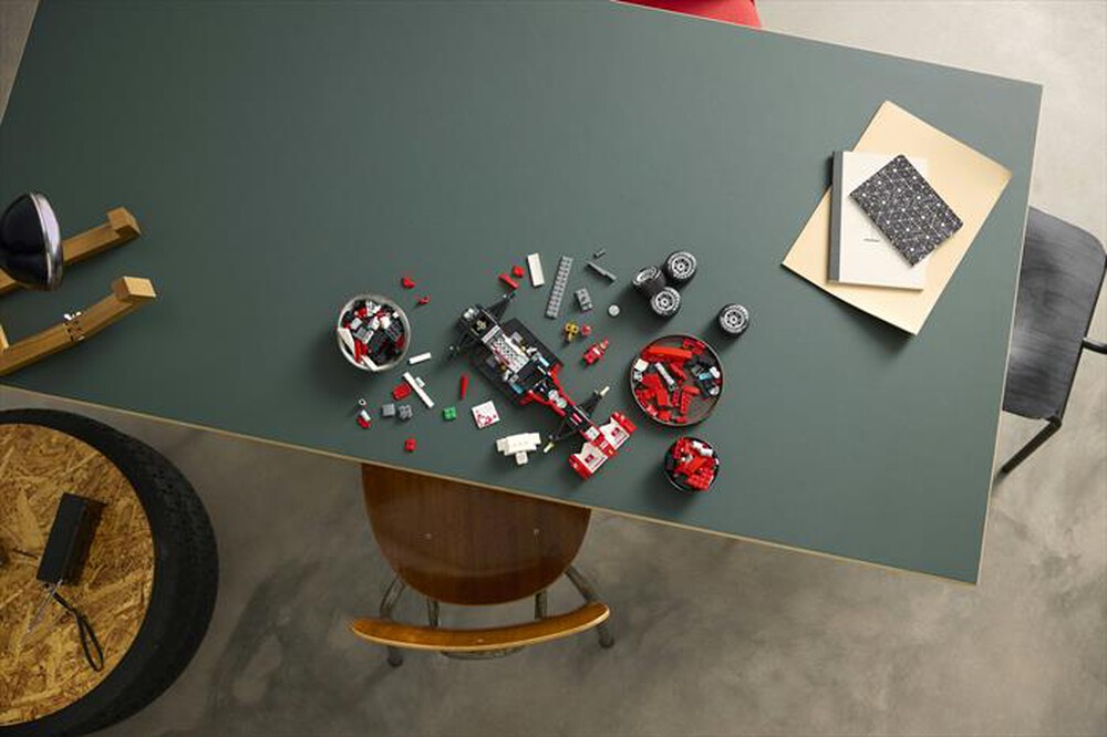 Immagine del prodotto LEGO - ICONS Ferrari F2004 e Michael Schumacher - 11375