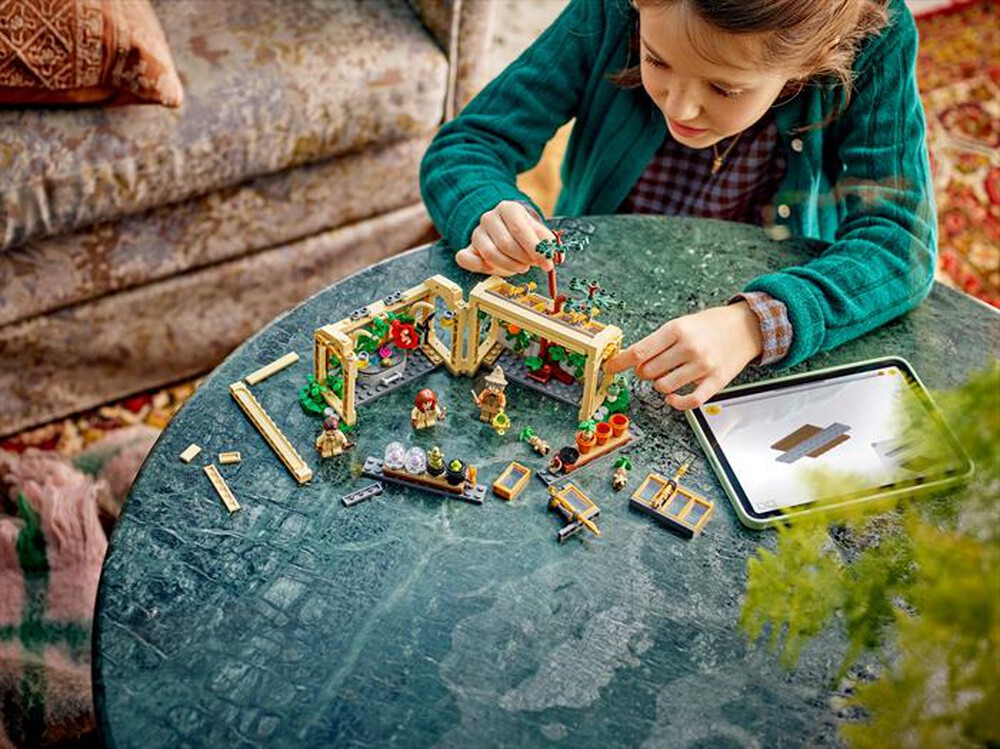 "LEGO - 76445 CASTELLO DI HOGWARTS: LEZIONE DI ERBOLOGIA-,"