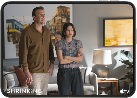 iPhone Duo aperto in orizzontale, sul display c’è una scena della serie “Shrinking” di Apple TV