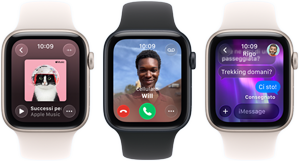 Tre Apple Watch SE 3 uno accanto all’altro, il primo mostra l’app Apple Music, il secondo una chiamata in arrivo, e il terzo uno scambio in Messaggi