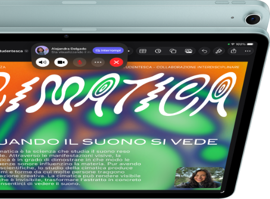 iPad Air blu mostrato dall’alto, sullo schermo si nota l’app Keynote aperta e la funzione Condivisione schermo in uso durante una videochiamata FaceTime, mostrato da dietro, fotocamera posteriore da 12MP con grandangolo, tasto per alzare il volume, tasto per abbassare il volume