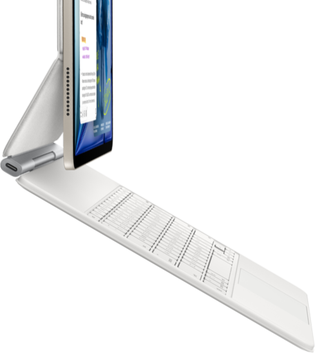 iPad Air color galassia agganciato a una Magic Keyboard bianca mostrati di lato