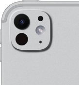 Un iPad Pro color argento, visto da dietro, sistema di fotocamere Pro con obiettivo a cinque elementi e flash True Tone adattivo