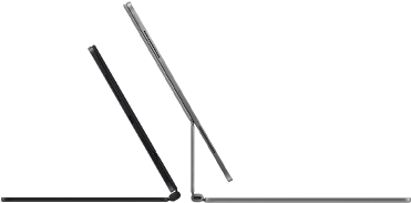 Due iPad Pro agganciati a una Magic Keyboard, visti di lato, profilo sottile. L’iPad Pro nero siderale è inclinato e semiaperto, con altoparlanti e porta USB-C; l’iPad Pro color argento è aperto, inclinato all’indietro per mostrare il design a inclinazione libera della tastiera, gli altoparlanti e il microfono