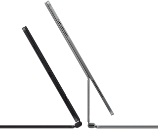 Due iPad Pro agganciati a una Magic Keyboard, visti di lato, profilo sottile. L’iPad Pro nero siderale è inclinato e semiaperto, con altoparlanti e porta USB-C; l’iPad Pro color argento è aperto, inclinato all’indietro per mostrare il design a inclinazione libera della tastiera, gli altoparlanti e il microfono