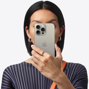 Una persona che tiene un iPhone 15 Pro Max davanti al viso