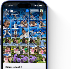 L’app Foto aperta che mostra le foto di famiglia su un iPhone 16 blu oltremare