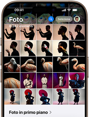 L’app Foto aperta e che mostra foto artistiche su un iPhone 16 Pro color titanio sabbia