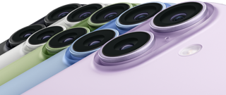 iPhone 17 mostrato da dietro, sistema a doppia fotocamera Fusion, cinque colori disponibili, sovrapposti l’uno sull’altro: nero, bianco, salvia, azzurro nebbia e lavanda