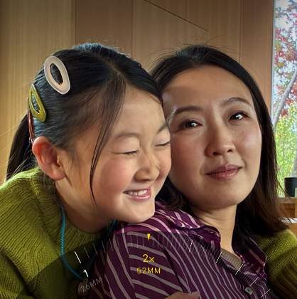 Teleobiettivo 2x in uso, con zoom su una montagna coperta di alberi e vegetazione