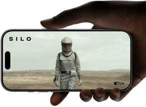 Una mano che tiene un iPhone 17 Pro, in orizzontale, con riproduzione video a schermo intero per mostrare l’autonomia della batteria