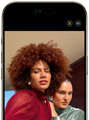 iPhone Air, mostrato di fronte, funzione Inquadratura automatica per le foto in uso