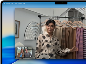 Una videochiamata su un MacBook Pro in cui una donna mostra dei tessuti a due persone, con Inquadratura automatica che la tiene al centro della scena mentre si muove