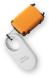 Galaxy SmartTag2 attaccato a una valigia arancione.